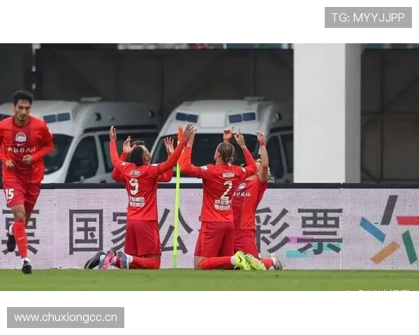 中超联赛激战正酣 各队为冠军荣誉全力以赴 展现精彩足球对决 - 副本 - 副本 - 副本